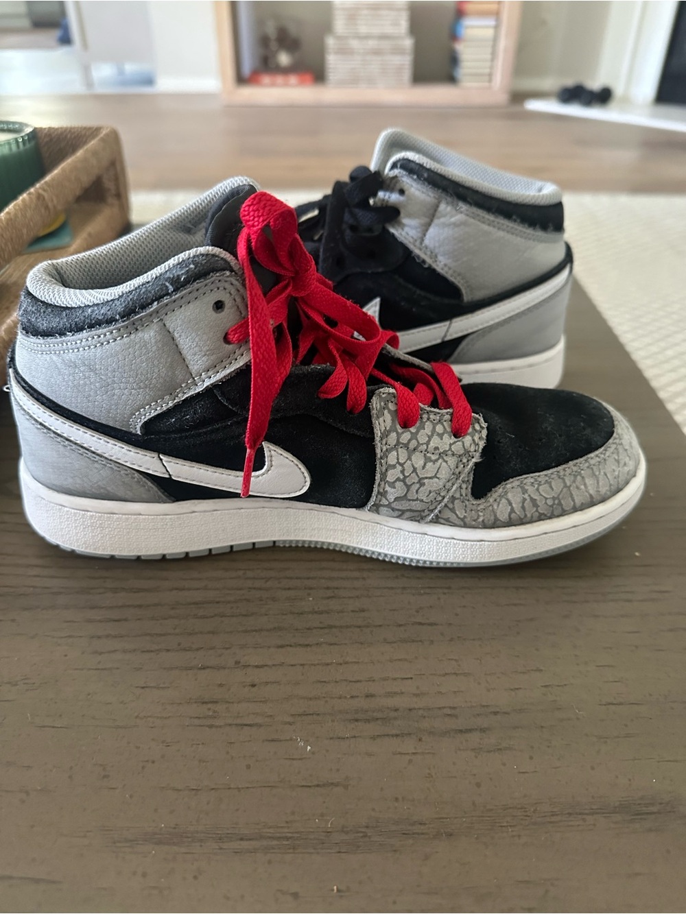 NIKE Air Jordan 1 Mid SE (GS) Elephant Toe Sneakers - Picture 5 of 10